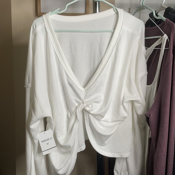 Tie back long sleeve; loose fit - Picture 2 of 3